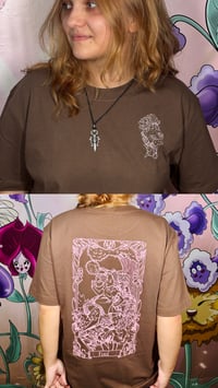 Camiseta Alicia "el loco" modelo marrón