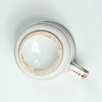 Image 8 of Tasse à café brûlot ancienne en céramique blanche et liserés rouges dorés - Fin XIXe