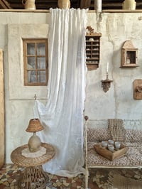 Image 1 of Le rideau brodé 