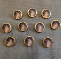 Image 1 of Superbe  bouton demoiselle romantique 