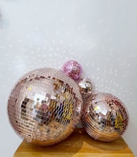 Image 1 of Boule à facettes Rose