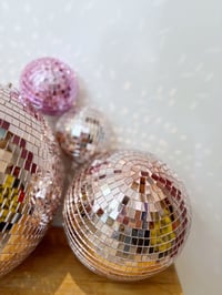 Image 2 of Boule à facettes Rose