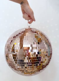 Image 4 of Boule à facettes Rose