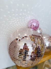 Image 3 of Boule à facettes Rose