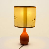 Image 4 of Lampe vintage des années 70 - Pied en bois orange et abat-jour fleurs séchées