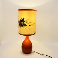 Image 5 of Lampe vintage des années 70 - Pied en bois orange et abat-jour fleurs séchées
