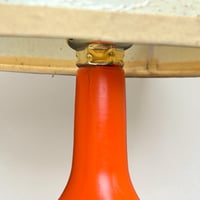 Image 11 of Lampe vintage des années 70 - Pied en bois orange et abat-jour fleurs séchées