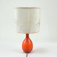 Image 8 of Lampe vintage des années 70 - Pied en bois orange et abat-jour fleurs séchées