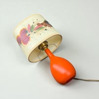 Image 6 of Lampe vintage des années 70 - Pied en bois orange et abat-jour fleurs séchées