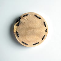 Image 9 of Bouteille longue en scoubidou jaune et noir vintage – carafe rétro 60s déco pop