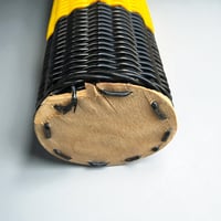 Image 8 of Bouteille longue en scoubidou jaune et noir vintage – carafe rétro 60s déco pop