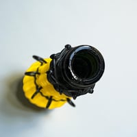 Image 7 of Bouteille longue en scoubidou jaune et noir vintage – carafe rétro 60s déco pop