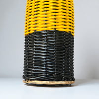 Image 5 of Bouteille longue en scoubidou jaune et noir vintage – carafe rétro 60s déco pop