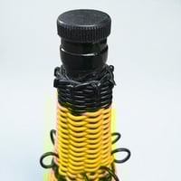 Image 6 of Bouteille longue en scoubidou jaune et noir vintage – carafe rétro 60s déco pop