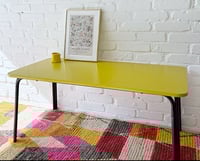 Image 1 of Table en Formica jaune