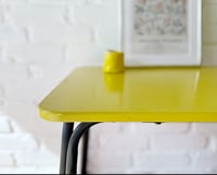 Image 2 of Table en Formica jaune