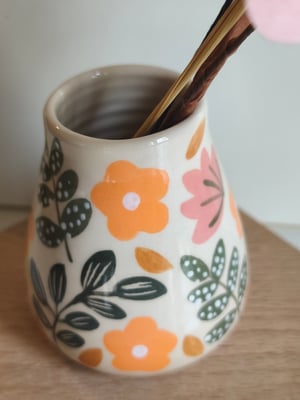 Image of  Petit vase feuillage fleur orange 