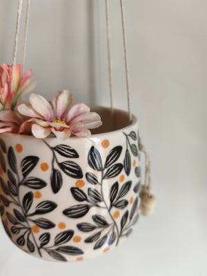 Image of   Pot suspendu feuillage noir