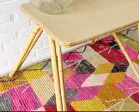 Image 2 of Table en rotin pieds évasés
