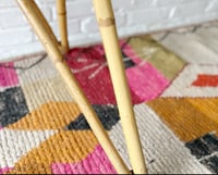 Image 3 of Table en rotin pieds évasés