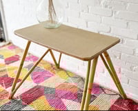 Image 1 of Table en rotin pieds évasés