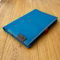 Image 3 of Funda de cuero azul para cuaderno Pith