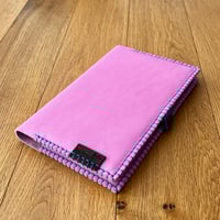 Image 3 of Funda de cuero rosa para cuaderno Pith