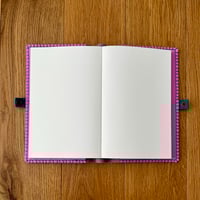 Image 5 of Funda de cuero rosa para cuaderno Pith