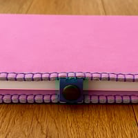 Image 4 of Funda de cuero rosa para cuaderno Pith