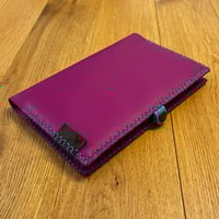Image 3 of Funda de cuero violeta para cuaderno Pith