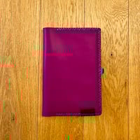 Image 2 of Funda de cuero violeta para cuaderno Pith