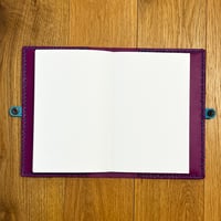 Image 5 of Funda de cuero violeta para cuaderno Pith