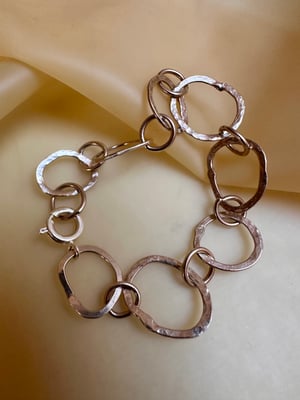 Image of "Looping" hammered chain bracelet