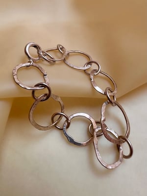 Image of "Looping" hammered chain bracelet