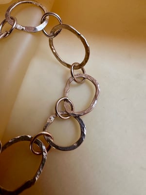Image of "Looping" hammered chain bracelet