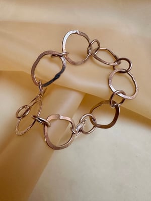 Image of "Looping" hammered chain bracelet