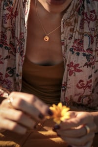 Image 4 of Collier médaille Coeur sacré grenat