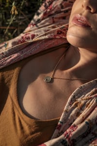 Image 6 of Collier médaille Coeur sacré grenat