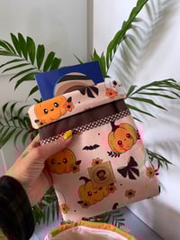 Image 1 of Pochette molletonnée pour livre de poche, avec petite poche avant: Citrouille mignonne