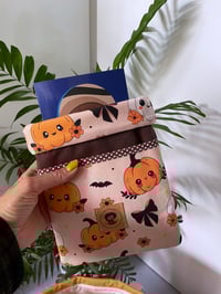 Image 4 of Pochette molletonnée pour livre de poche, avec petite poche avant: Citrouille mignonne