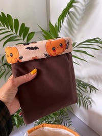 Image 2 of Pochette molletonnée pour livre de poche, avec petite poche avant: Citrouille mignonne
