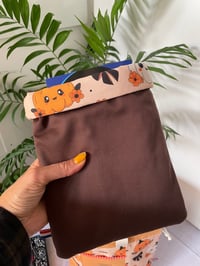 Image 2 of Pochette molletonnée pour livre de poche, avec petite poche avant: Citrouilles mignonnes