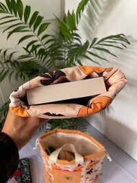 Image 4 of Pochette molletonnée pour livre de poche, avec petite poche avant: Citrouilles mignonnes