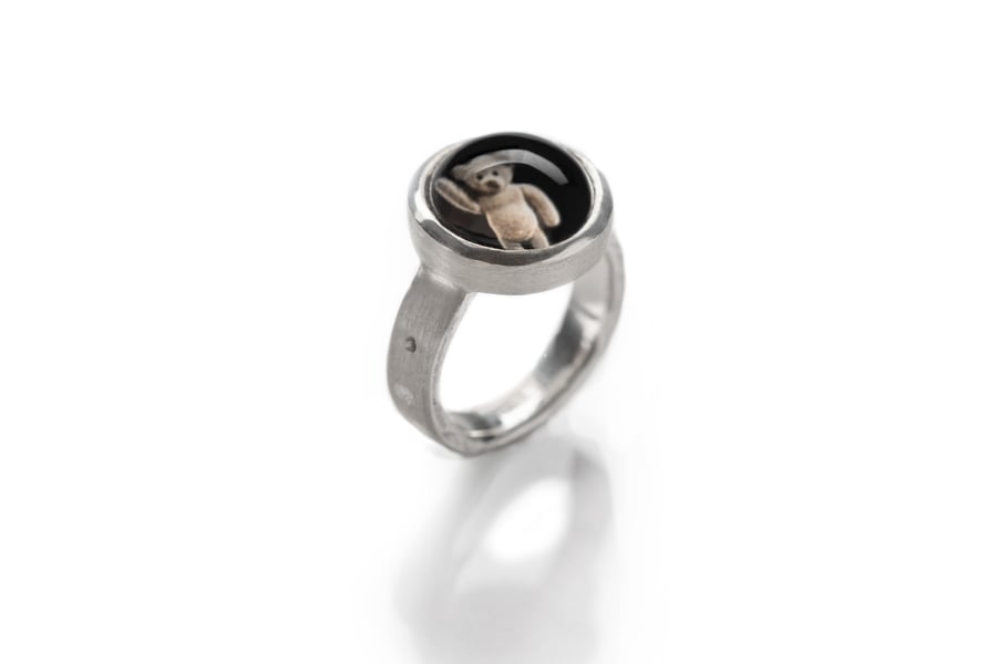 Image of "Flying high" teddy-bear’s silver ring with photo and rock crystal  · ALTIVOLANS ·