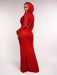 Image 3 of SKYNLYDRESS - Robe sirène ajustée à col drapé rouge à capuche sexy et élégante et luxueuse