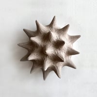 Petite sculpture murale à pointes (grise)