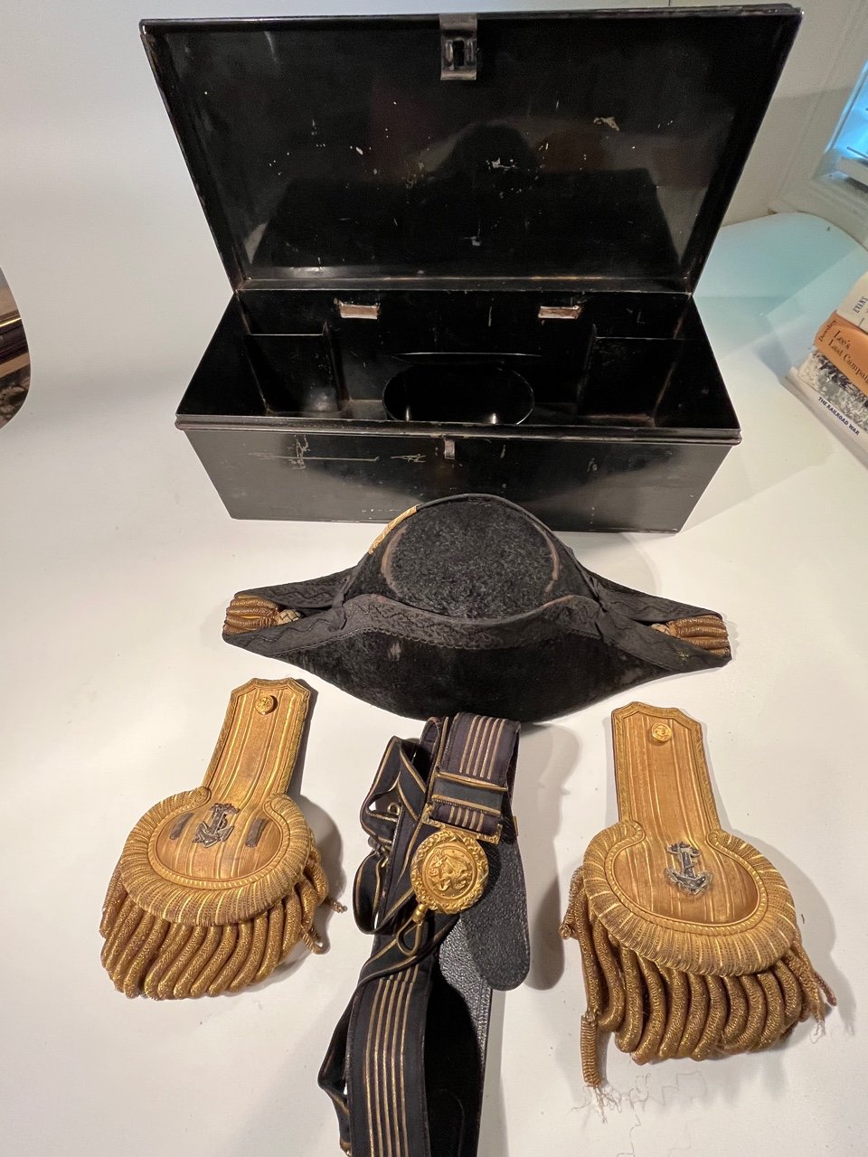 #115-CIVIL WAR SALE: U.S. NAVAL GROUPING OF BEAVER HAT, EPAULETTES & BELT IN FITTED METAL BOX