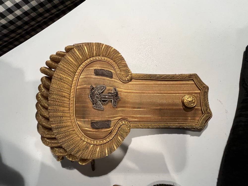 #115-CIVIL WAR SALE: U.S. NAVAL GROUPING OF BEAVER HAT, EPAULETTES & BELT IN FITTED METAL BOX