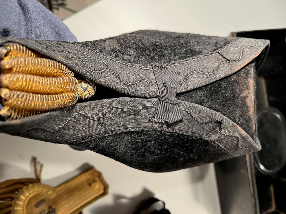 #115-CIVIL WAR SALE: U.S. NAVAL GROUPING OF BEAVER HAT, EPAULETTES & BELT IN FITTED METAL BOX