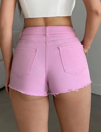 Image 2 of SKYNLYDRESS - Short en jean pour femme 100% coton, couleur unie avec ourlet effiloché